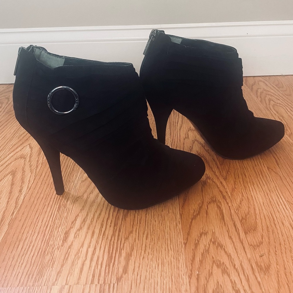 👠 Guess black suede heeled boots